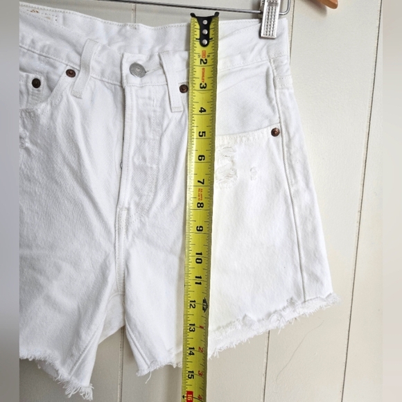 Levi's Women's White Distressed Jean Shorts-Size S - Picture 9 of 10
